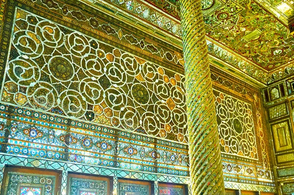 Gli ornamenti delle finestre di vetro nel Golestan, Teheran — Foto Stock