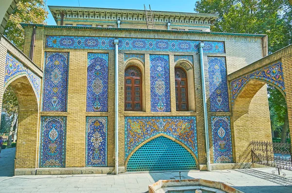 Kaklade paneler på Windcatchers byggnad av Golestan, Teheran — Stockfoto