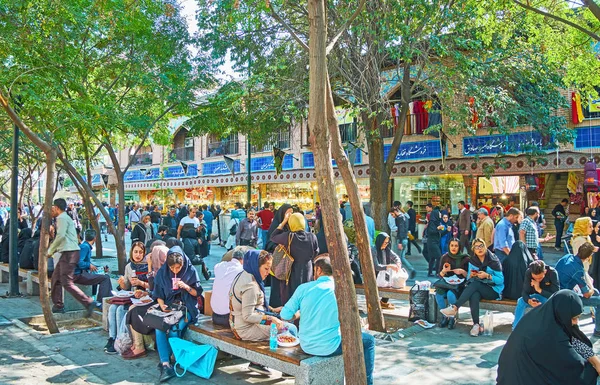 Öğle Panzdah-e-Khordad Street, Tahran, İran