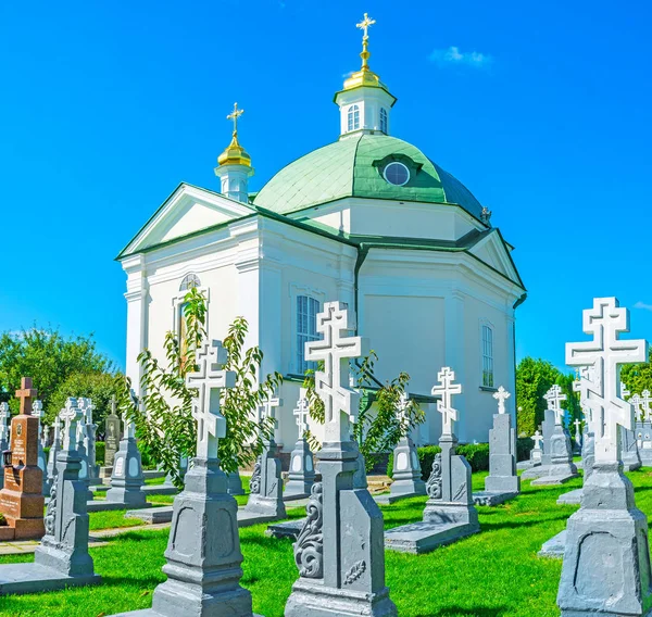Kostel na hřbitově — Stock fotografie