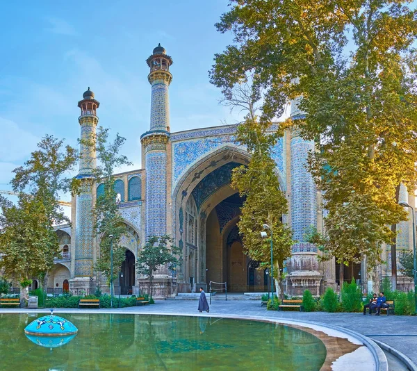 Landschappelijke tuin van Sepahsalar moskee in Teheran — Stockfoto