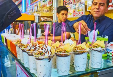 Tahran kapalı çarşı içinde kremalı tatlılar