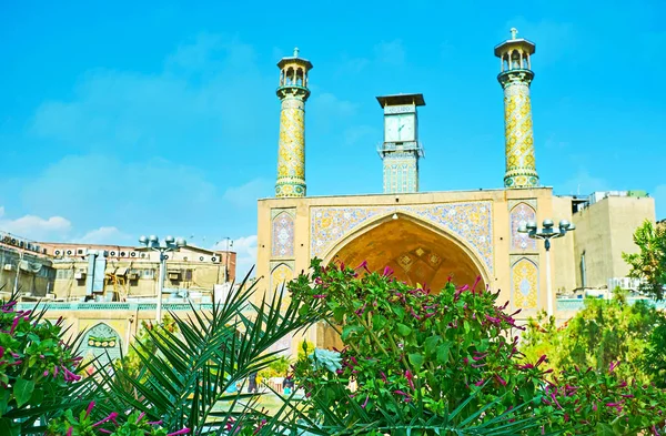 La mezquita de Teherán Shah a través de la vegetación — Foto de Stock