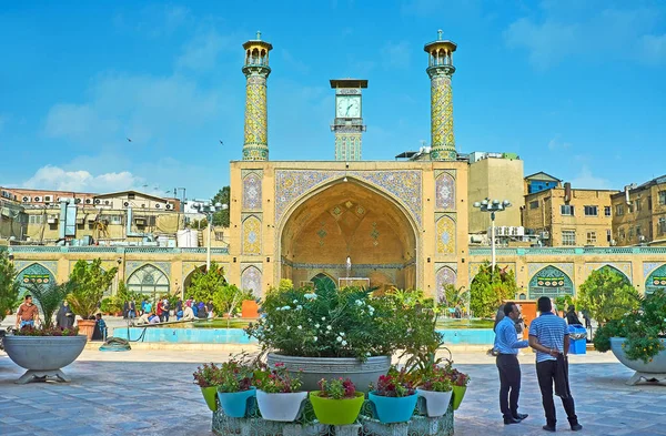 德黑兰清真寺庭院鲜花 — 图库照片