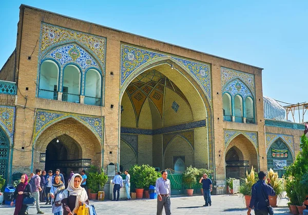 El patio abarrotado de la mezquita de Shah, Teherán — Foto de Stock