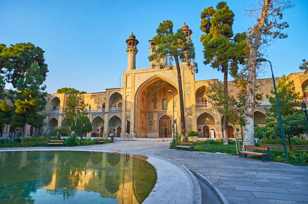 Spaziergang im Garten der Sepahsalar-Moschee, Teheran — Stockfoto