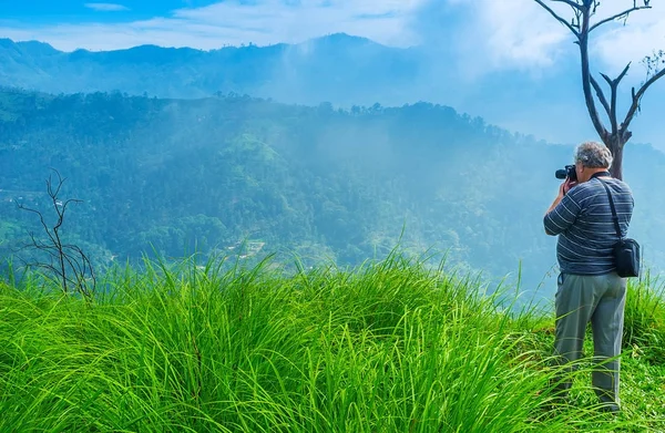 Making pictures on Little Adam's Peak, Ella — Stock Photo, Image