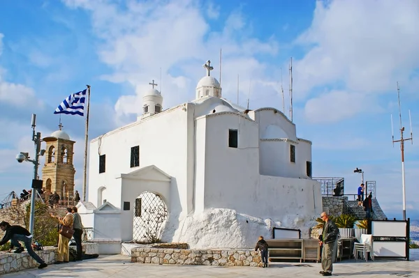 Белая часовня на горе Ликабетт, Афины — стоковое фото