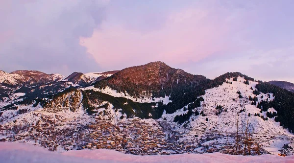 Romantik günbatımı Metsovo, Yunanistan 