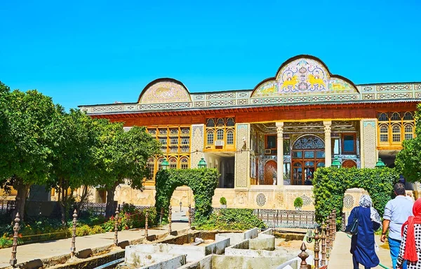 Caminar en el jardín de Naranjestan de Shiraz, Irán — Foto de Stock