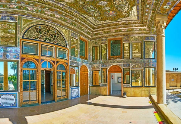 In de spiegel terras van Qavam House, Shiraz, Iran — Stockfoto