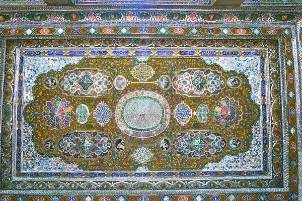 Il soffitto a specchio a Qavam House, Shiraz, Iran — Foto Stock