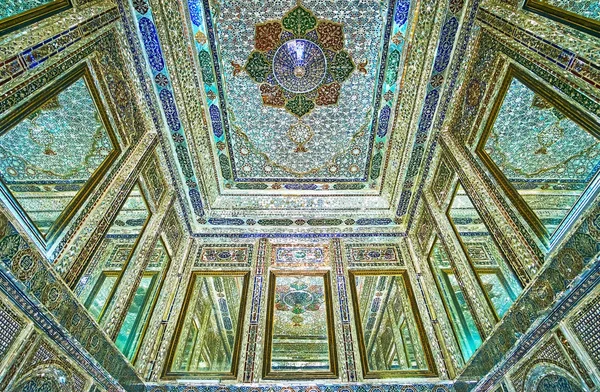 Detalhes de espelho em Qavam House, Shiraz, Irão — Fotografia de Stock