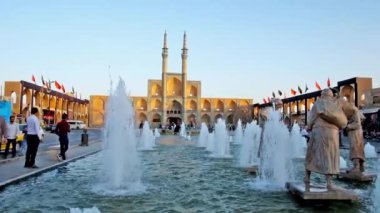 Yazd, Iran - 17 Ekim 2017: Amir Chakhmaq kare, 17 Ekim'de Yazd içinde Çeşme bulunan su taşıyıcıları heykeller