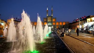 Yazd, Iran - 17 Ekim 2017: Su taşıyıcıların Amir Chakhmaq 17 Ekim'de Yazd içinde arka planda karmaşık ile bronz heykeller üzerinde görünümü