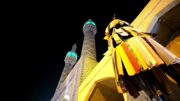 在风中挥舞着组织 Shahzade Fazl 圣殿的高大尖塔 亚兹德 — 图库视频影像