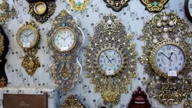 Yazd, Iran - 17 Ekim 2017: Çeşitli eski duvar saatleri farklı dekorlar ile 17 Ekim'de Yazd içinde moda