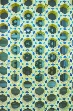 Renkli kiremitli ekran 