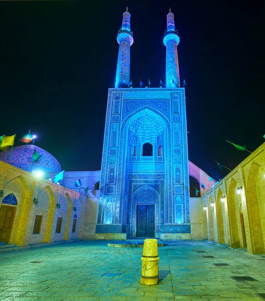 Schöne Illumination des Eingangsportals der jameh Moschee in Yaz — Stockfoto