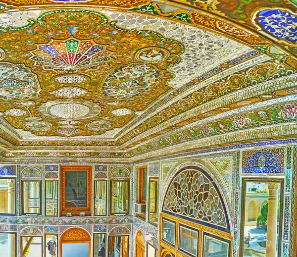 Interiores persas tradicionales de Qavam House, Shiraz, Irán — Foto de Stock
