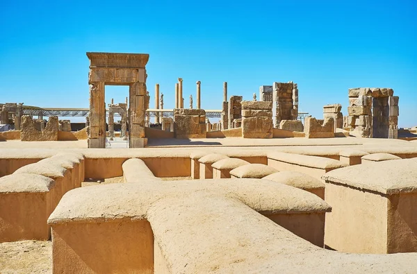 Yüz sütunlar Salonu, Persepolis, Iran kapıları