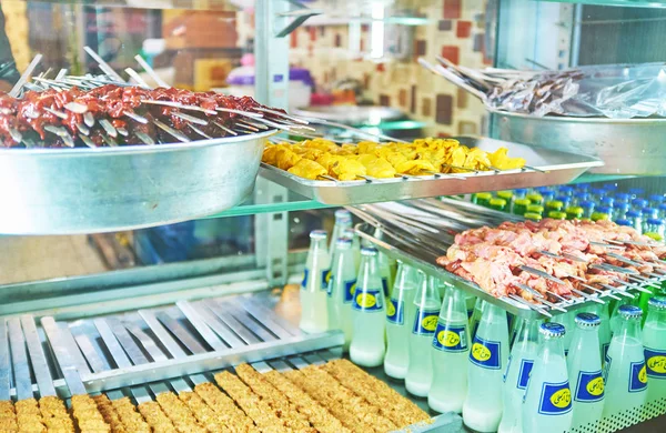 Kebabs na vitrine do café iraniano — Fotografia de Stock