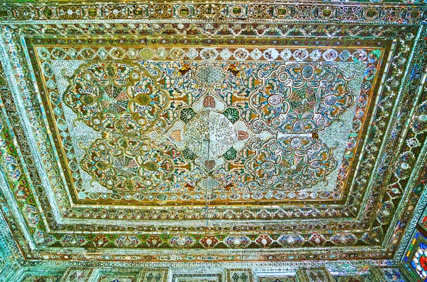 El techo de Mirror Hall de la mansión persa, Shiraz, Irán — Foto de Stock