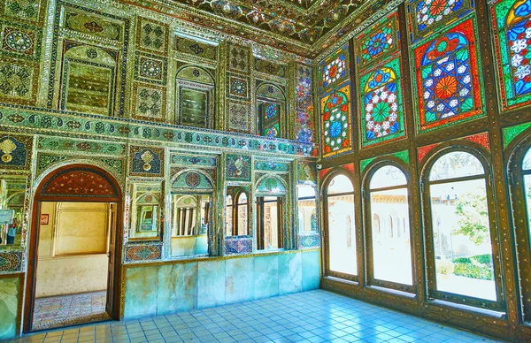 V zrcadlové síni Zinat Ol-Molk mansion, Shiraz, Írán — Stock fotografie