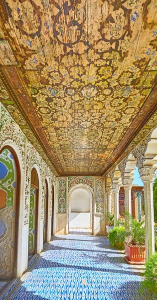 V upravených Galerie Zinat Ol-Molk mansion, Shiraz, Írán — Stock fotografie