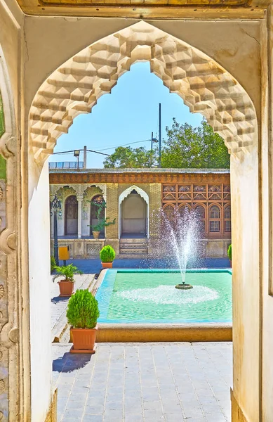 La fontana nella vecchia villa di Shiraz, Iran — Foto Stock