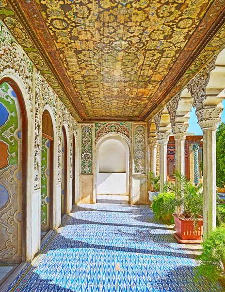 Qajar Era arte en Zinat Ol-Molk mansión, Shiraz, Irán — Foto de Stock