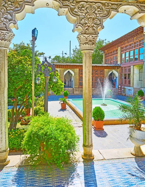 Visite la mansión Zinat Ol-Molk, Shiraz, Irán —  Fotos de Stock