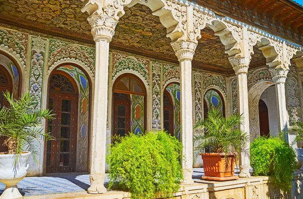 La pintoresca galería en la mansión Zinat Ol-Molk, Shiraz, Irán — Foto de Stock