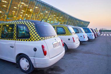 Klasik taksi Bakü Havaalanı içinde satırları