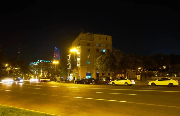 Tráfico en la avenida Neftchilar en Bakú — Foto de Stock