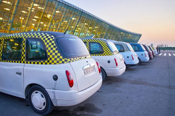 Klasik taksi Bakü Havaalanı içinde satırları