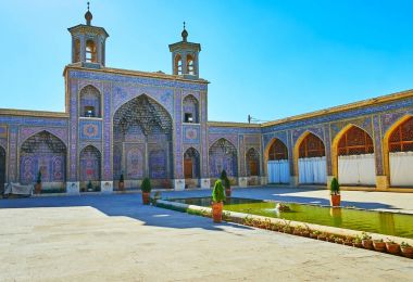 Nasir Ol-Molk Camii, Şiraz, Iran minarelerinin portalıyla