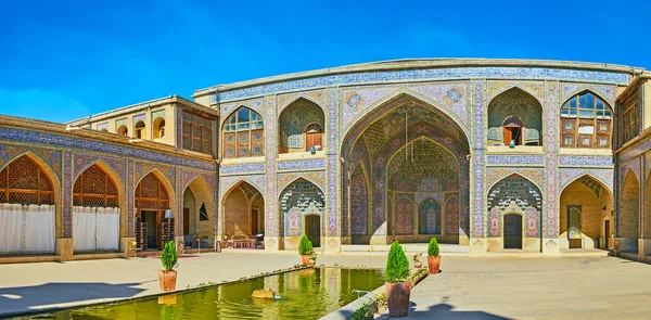 Der sommerliche Gebetssaal der nasir ol-molk Moschee, shiraz, iran — Stockfoto