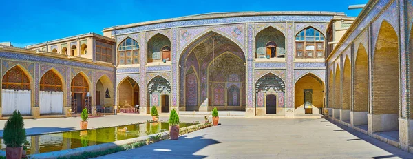 Excursie naar Nasir Ol-Molk moskee in Shiraz, Iran — Stockfoto