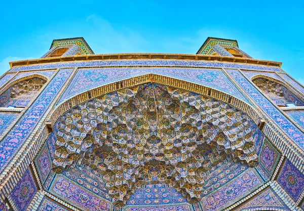 Арка Мукарнаса в мечети Насир Ол-Молк, Шираз, Иран — стоковое фото
