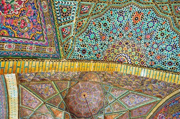 Los patrones complejos en la mezquita Nasir Ol-Molk, Shiraz, Irán — Foto de Stock