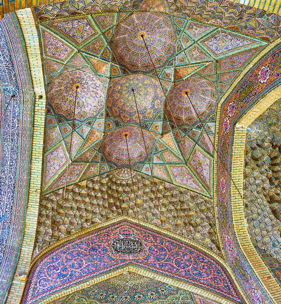 Építészet Nasir Ol-Molk mecset, Siráz, Irán — Stock Fotó