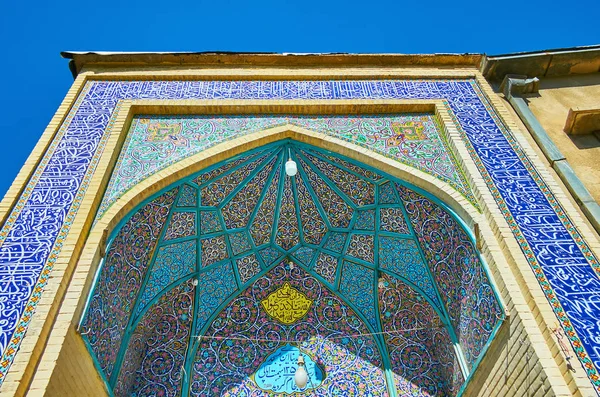 O principal portal da antiga mesquita em Shiraz, Irã — Fotografia de Stock