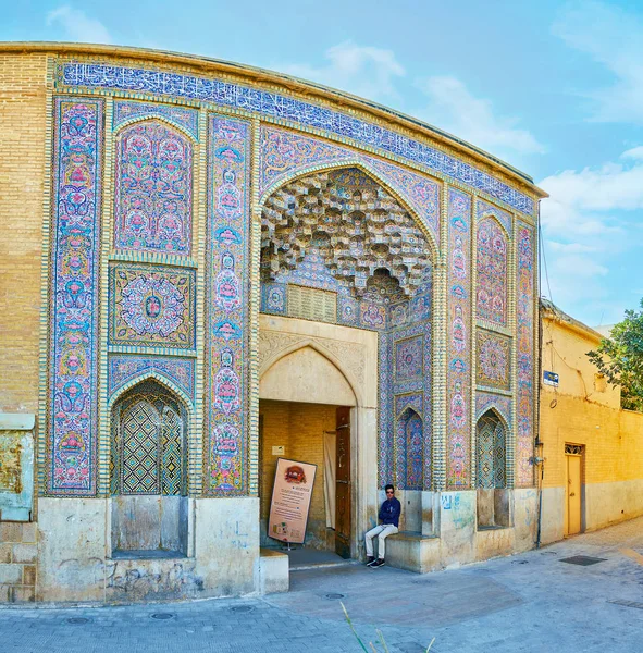 Bezoek Nasir Ol-Molk moskee in Shiraz, Iran — Stockfoto