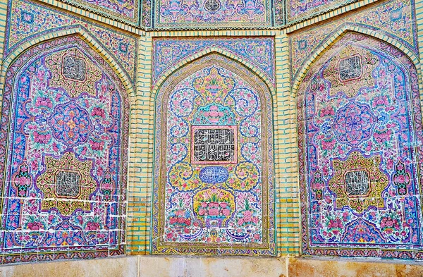 De kaklade panelerna av Nasir Ol-Molk moskén, Shiraz, Iran — Stockfoto