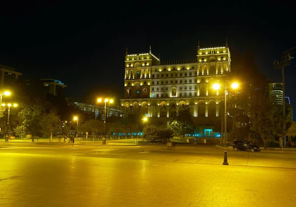 Government House az éjszakai megvilágítás — Stock Fotó