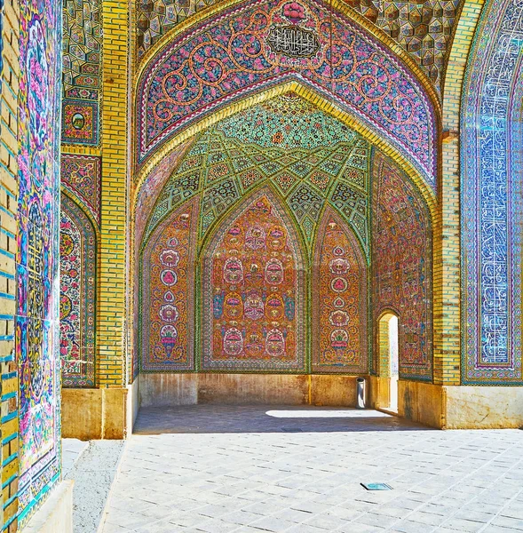 Interiores da mesquita Nasir Ol-Molk, Shiraz, Irão — Fotografia de Stock