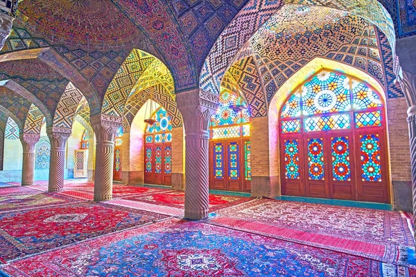 Godetevi l'architettura islamica della moschea Nasir Ol-Molk a Shiraz, Ir — Foto Stock