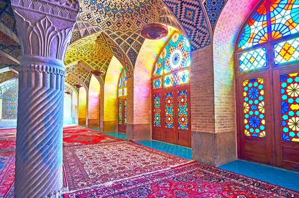 De rij van de gebrandschilderde ramen in roze moskee Shiraz, Iran — Stockfoto