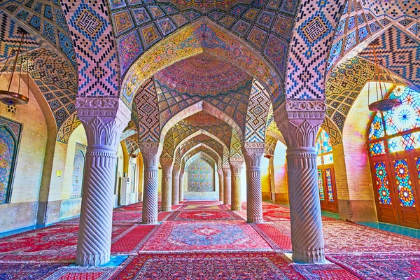 La sala di preghiera con colonne, Moschea rosa a Shiraz, Iran — Foto Stock